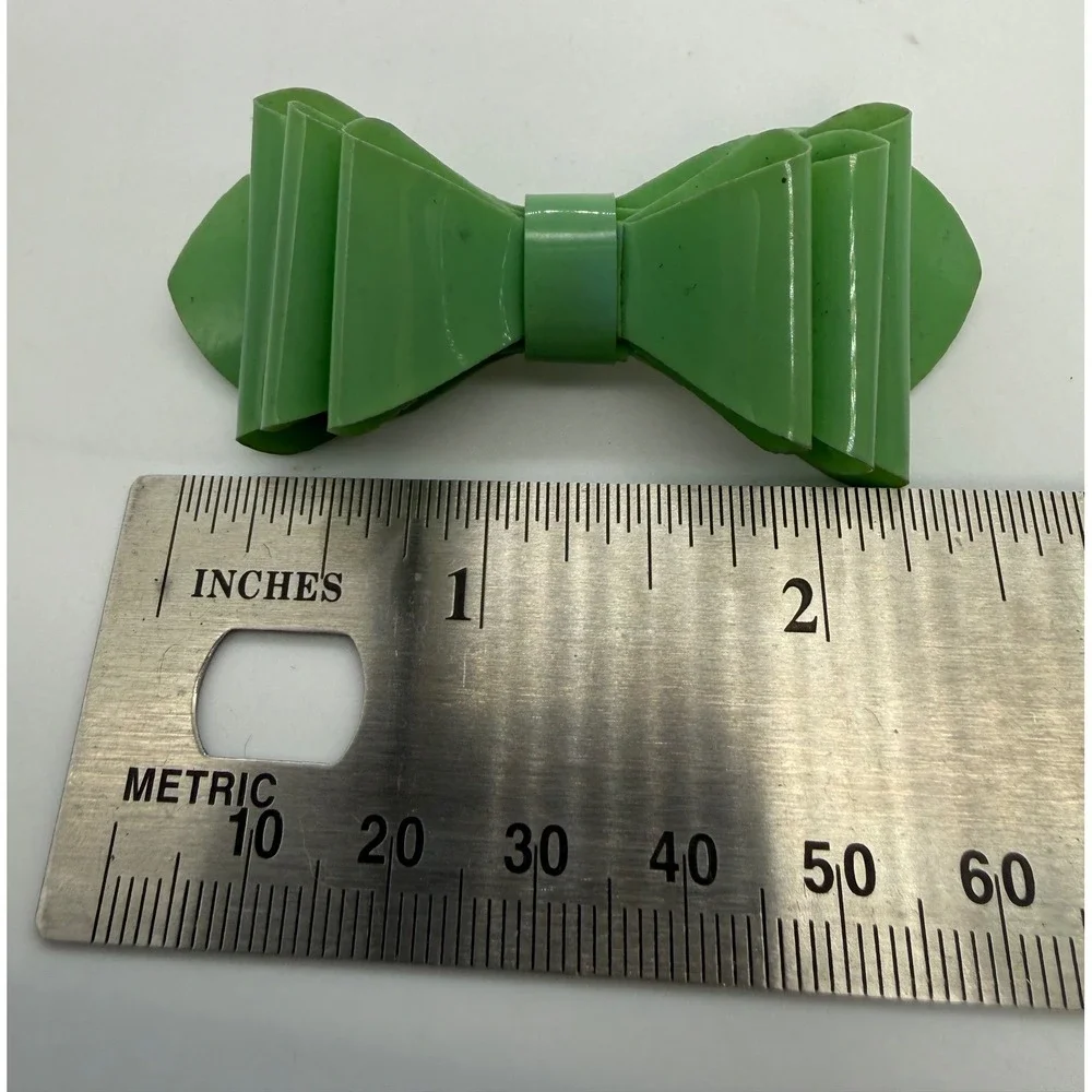 Vintage Green Plastic Bow Brooch Mid Century Accordion Layered Pin Accessory